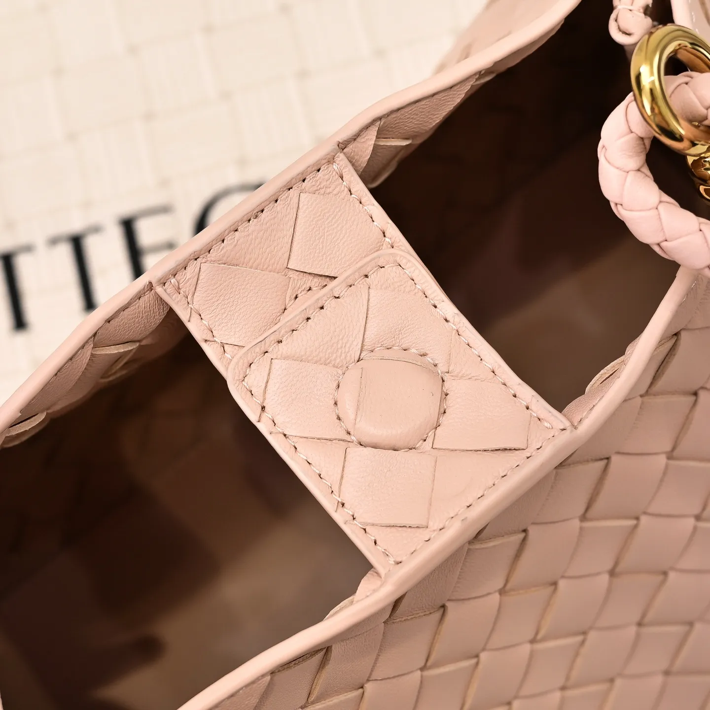 Batch 2060 BOTTEGA VENETA 2025 Autumn New Product Medium Parachuta The long-awaited new medium parachuta is here, with a unique appearance and iconic metal knots, and a whole piece of leather folds the four corners into a parachute shape! The exquisite Knot metal buckle is like putting jewelry on a bag. It is high-end and elegant. Its super capacity can hold all your things! The overall effect of this bag is very different from before. It is neither too delicate to provide a large capacity nor too bulky because of its practicality. It simply provides a perfectly suitable bag for casual and simple people👜 Style number: 5921 Size: 29.5*18.5*17.5cm